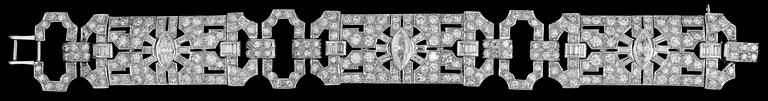 A brilliant- and navette cut diamond Art Deco bracelet, tot. app. 15 cts.