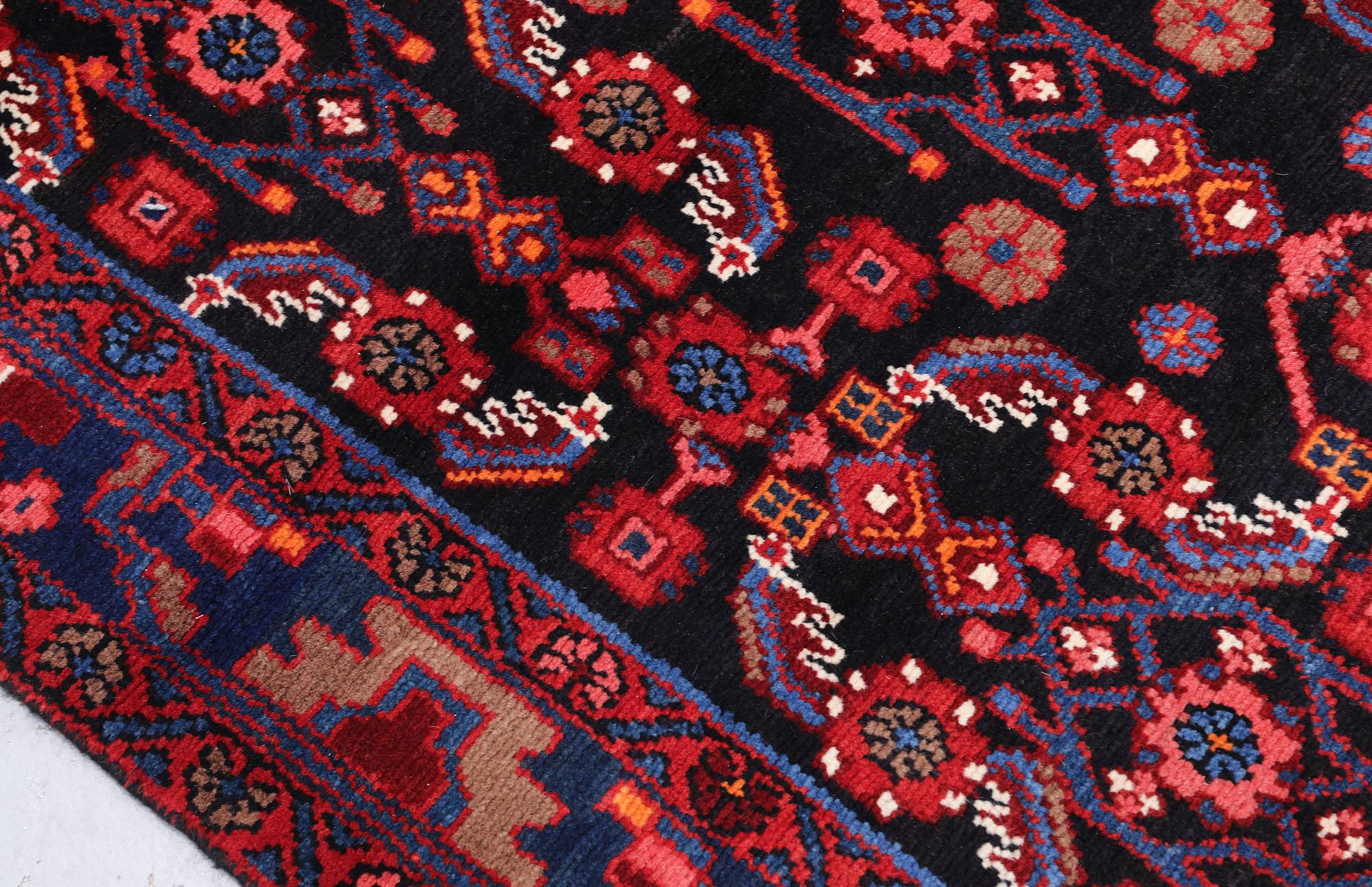 Gallerimatta, Hamadan, ca 423 x 113 cm.