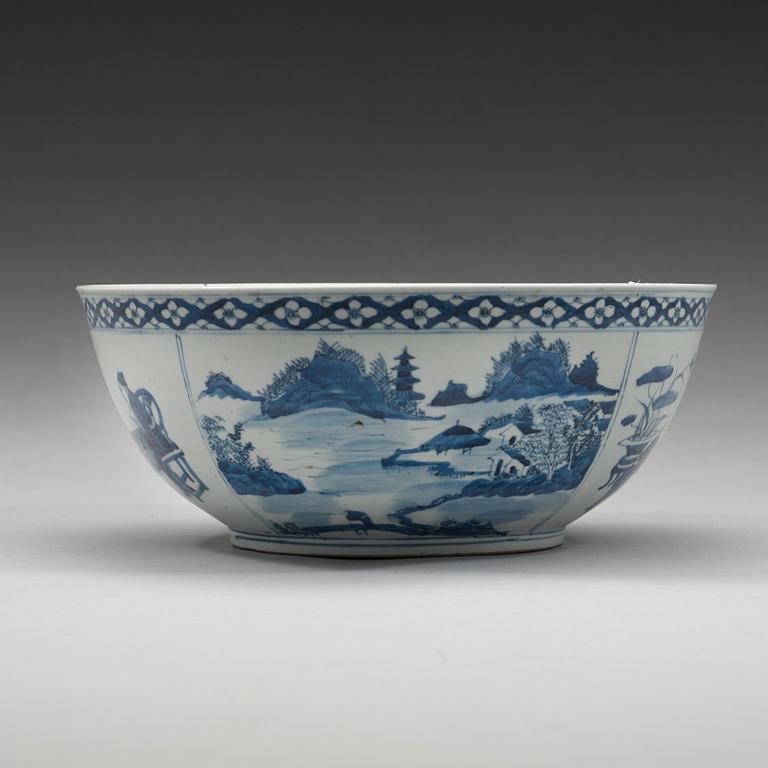 A blue and white punch bowl, Qing dynasty, 19th century.