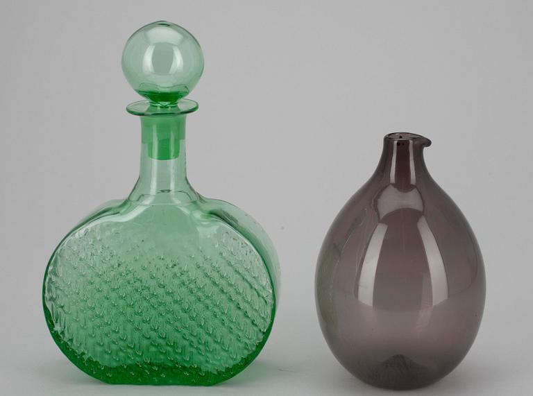 KARAFF, glas, design Nanny Still, Riihimäen Lasi samt FLASKA, glas "Fågelflaskan" signerad Timo Sarpaneva, Iittala.