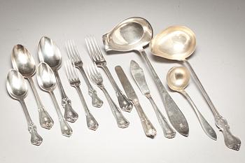 BESTICK, nysilver, 71 delar. Sekelskiftet 1900. Adliga ätten af Peterséns vapen.