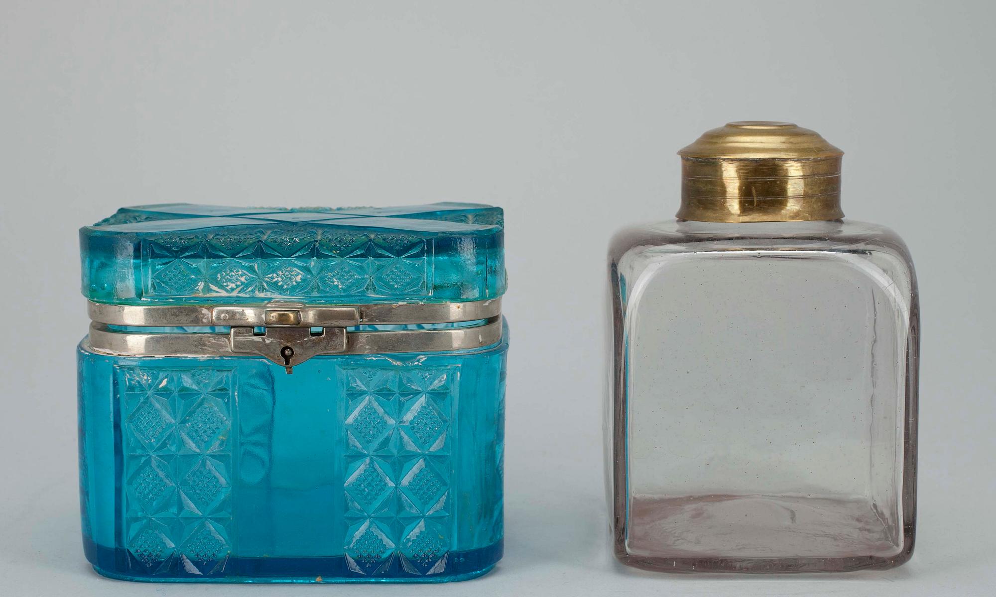 TEDOSOR, 2 st, glas och mässing, Ryssland, 1800-tal resp. dat. 1904.