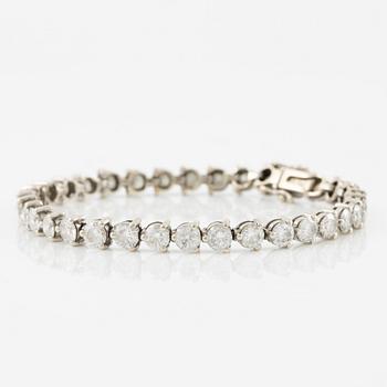 Tennis bracelet 18K white gold with round brilliant-cut diamonds.