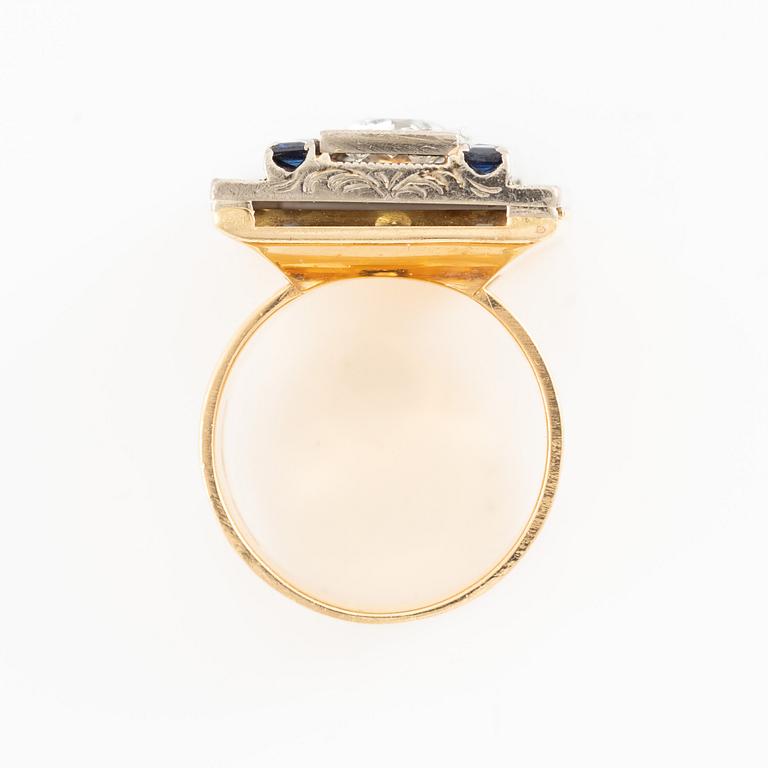 Ring 18K guld med gammalslipad diamant, briljantslipade och baguetteslipade diamanter samt carréslipade safirer.