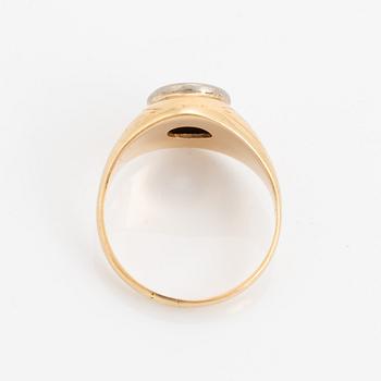 Ring, med cushionformad diamant.