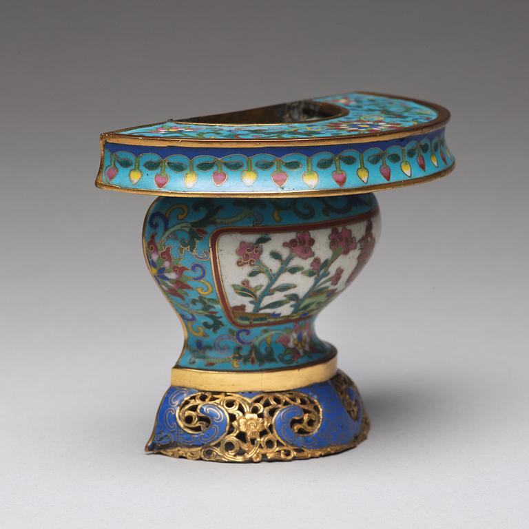 A cloisonné wall vase, late Qing dynasty.