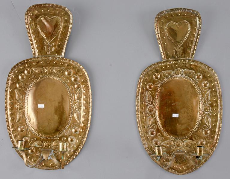 LJUSPLÅTAR, 2st snarlika, mässing. Barock-stil. 1800/1900-tal.