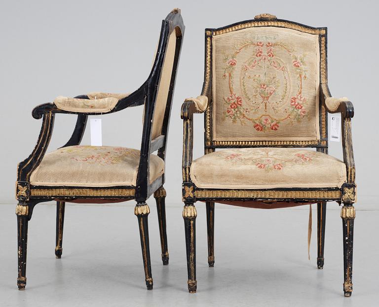 KARMSTOLAR, ett par. Gustavianskt provinsarbete, 1700-talets andra hälft.