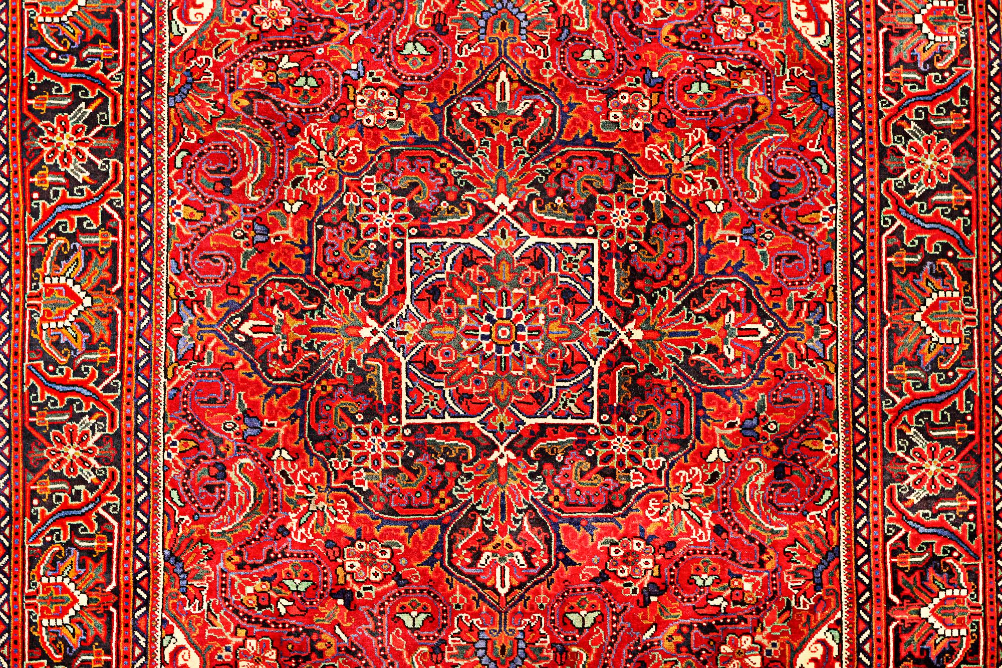 A Heris carpet, a. 295 x 207 cm.