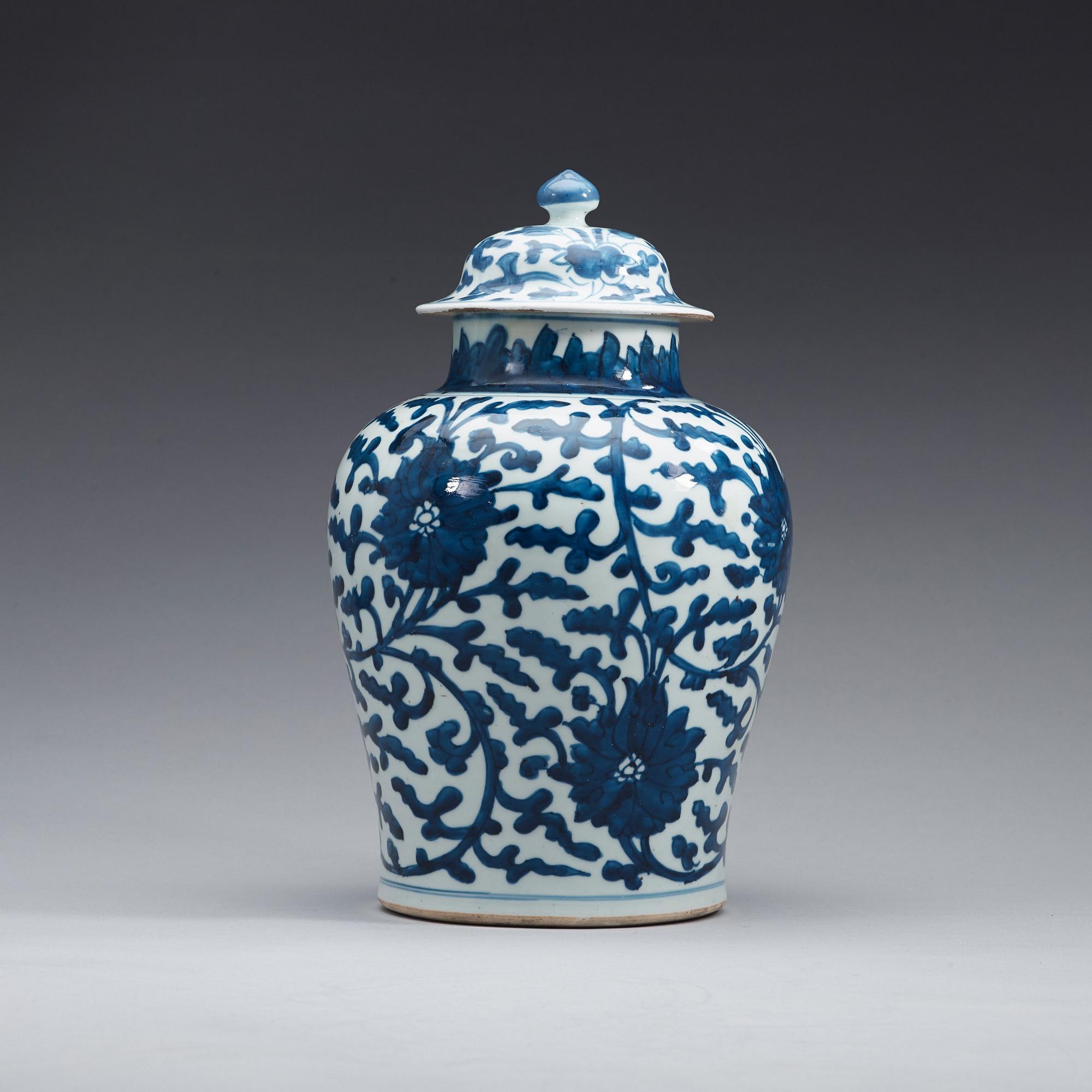 URNA med LOCK, porslin. Qingdynastin, Kangxi (1662-1722).