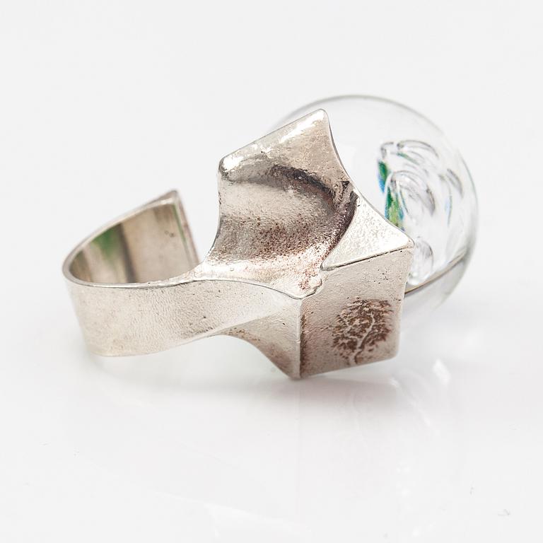 Björn Weckström, Ring "Förstelnad sjö", sterlingsilver och akryl. Lapponia 1971.