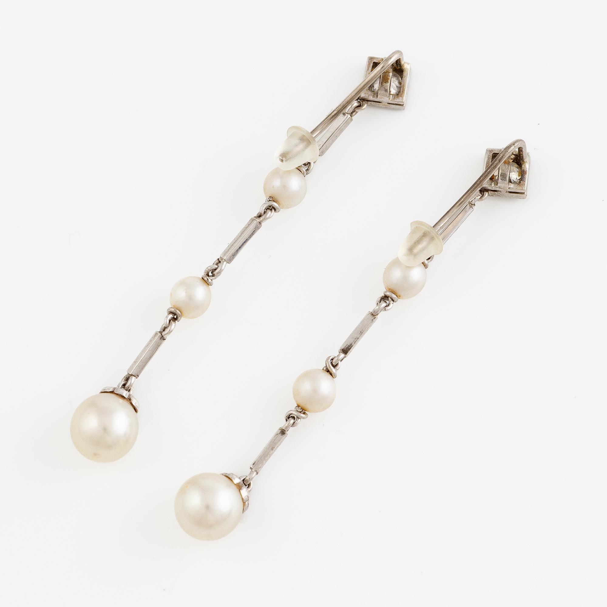 Örhängen, ett par, med briljantslipade  diamanter och pärlor.