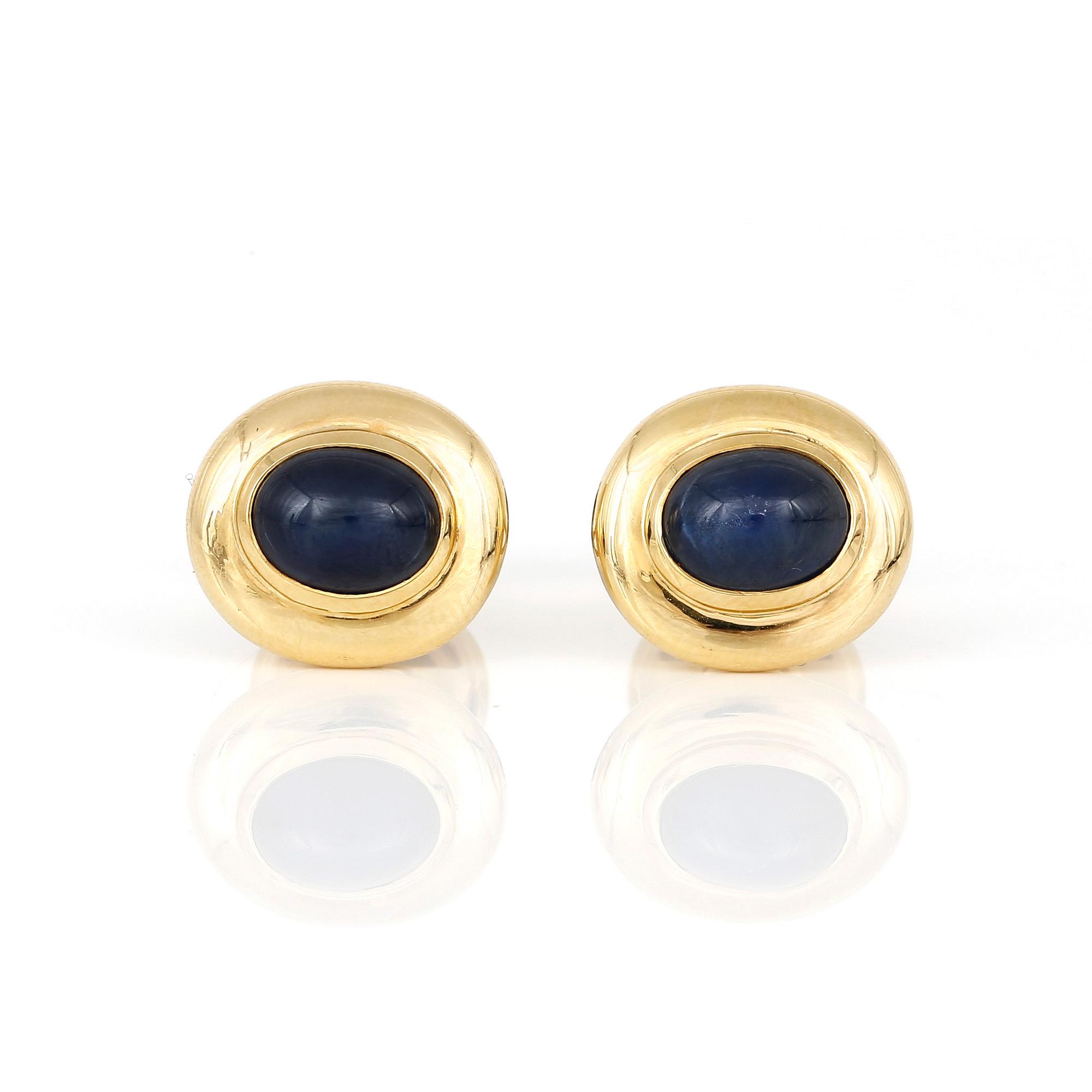 MANSCHETTKNAPPAR, ett par, 18K guld med cabochonslipade safirer, tot ca 8,70 ct. Total vikt ca 13,63 g.