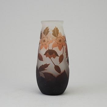 An Arsall (Vereinigte Lausitzer Glaswerke) cameo glass vase with flowers, Germany, early 20th century.