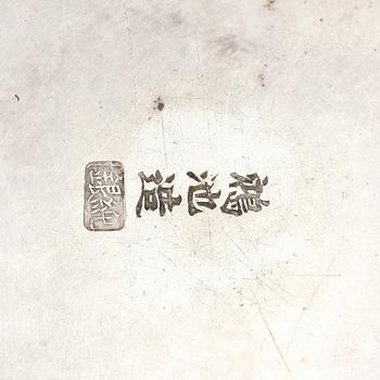 BRÄNNARE PÅ FAT silver. Shanghai, 1900-talets början.