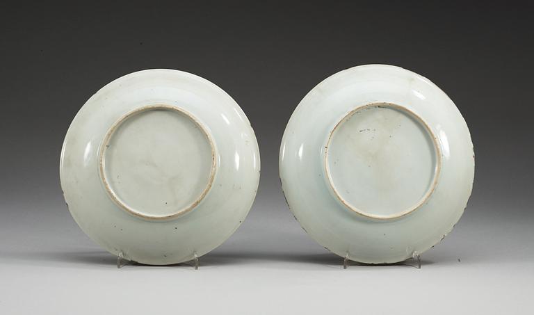 A pair of famille vert dishes, Qing dynasty, Kangxi (1662-1722).