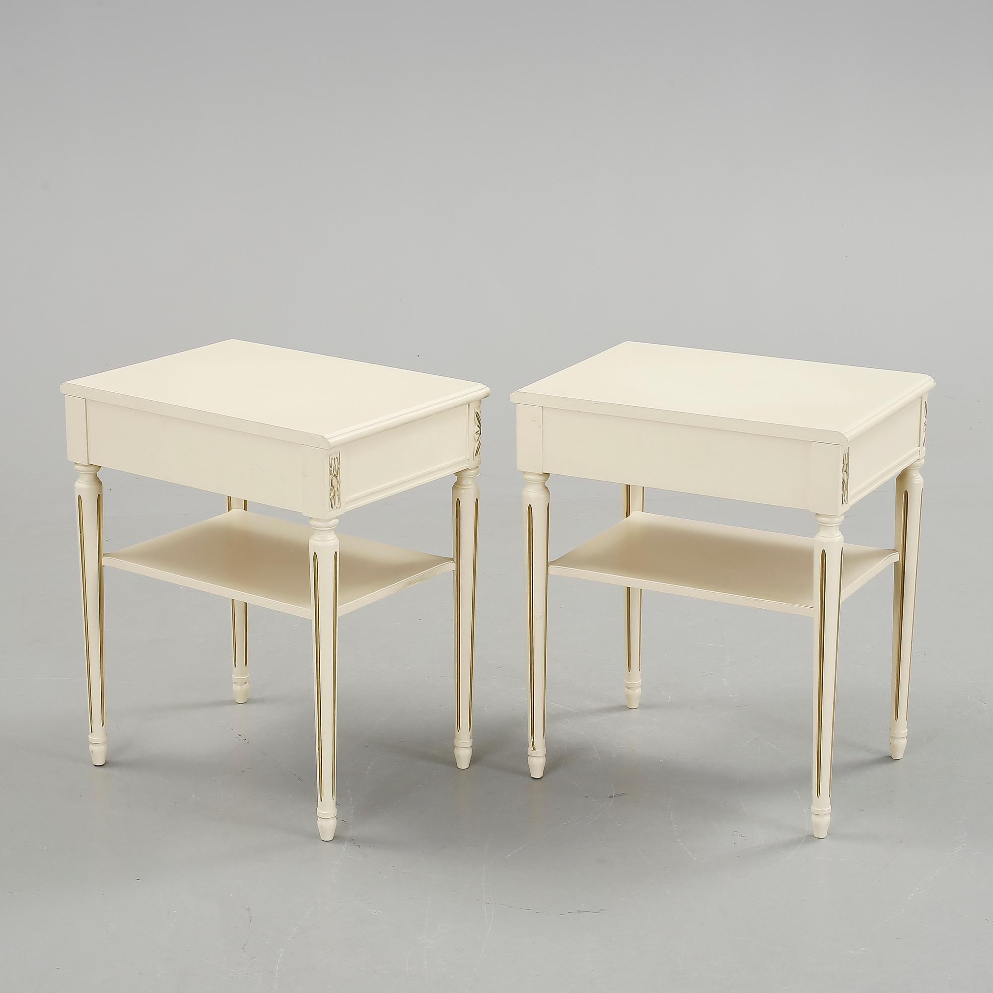SÄNGBORD, ett par, gustaviansk stil, 1900-tal.
