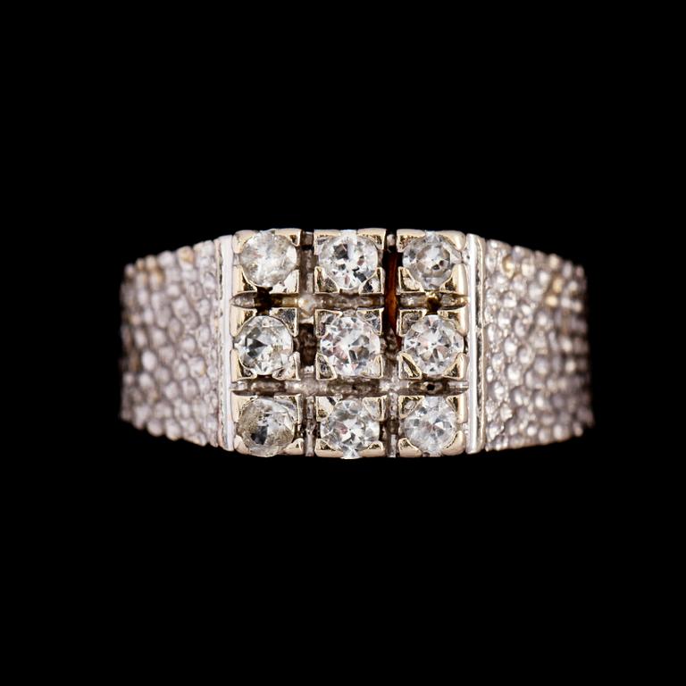 RING, 14K guld med 9 briljantslipade vita stenar. Vikt 3,2 g.