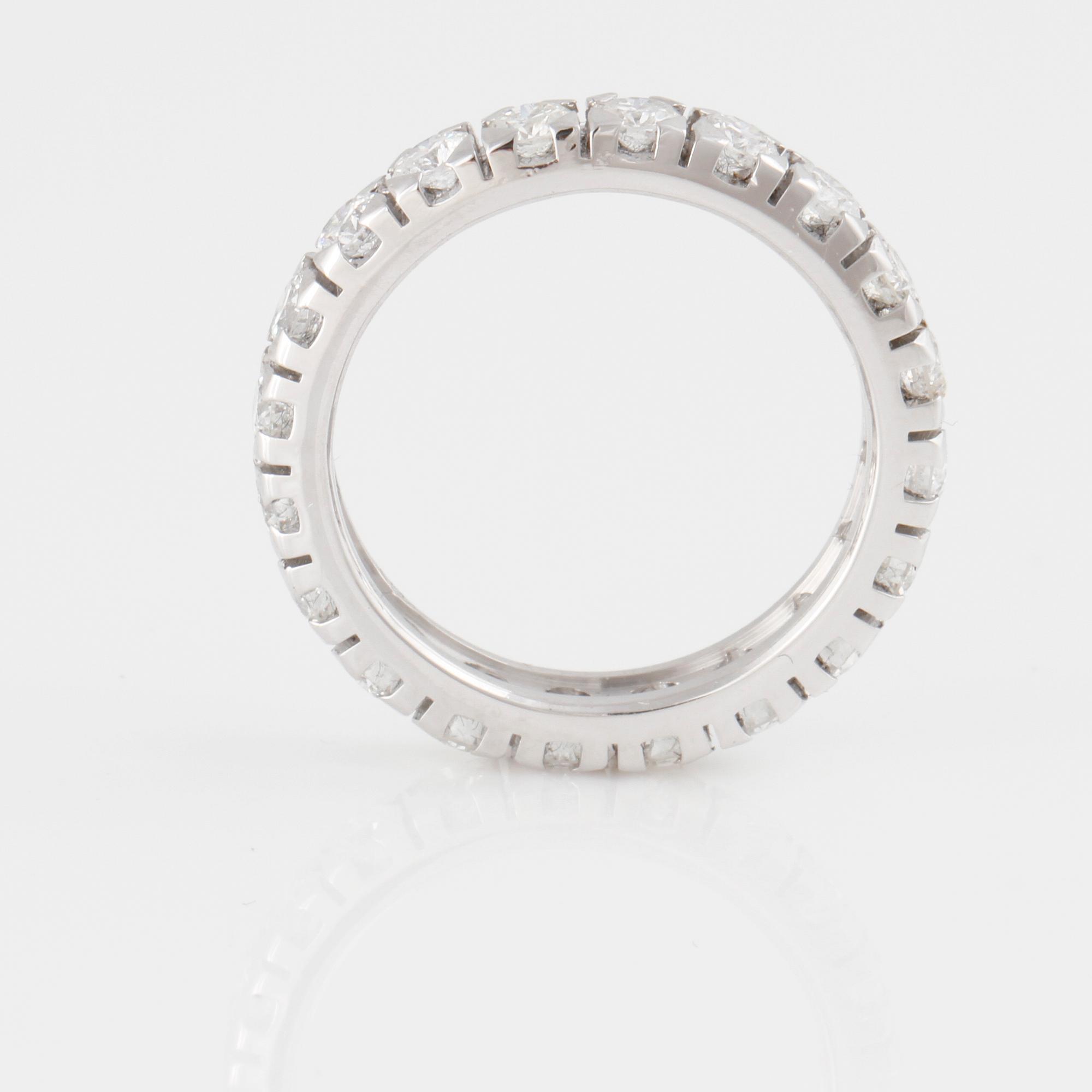 RING, sk eternityring, med briljantslipade diamanter, ca 1.90 ct.