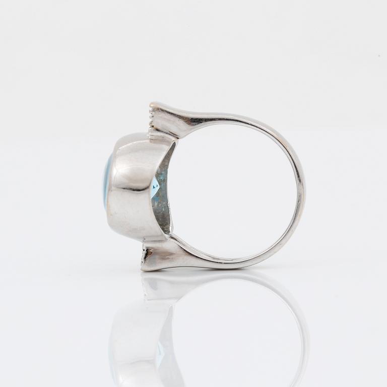 RING, 18K vitguld med cabochonslipad och fasetterad blå topas tot ca 9,18 ct, Arezzo, Italien. Vikt 9,23 g.