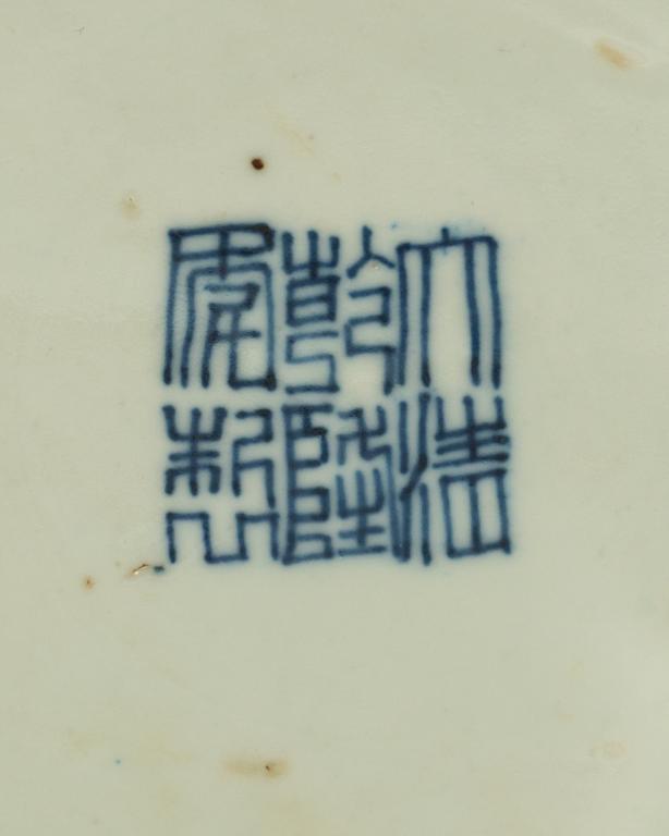 PRAKTVAS, porslin. Qing dynastin med Qianlongs sigillmärke.