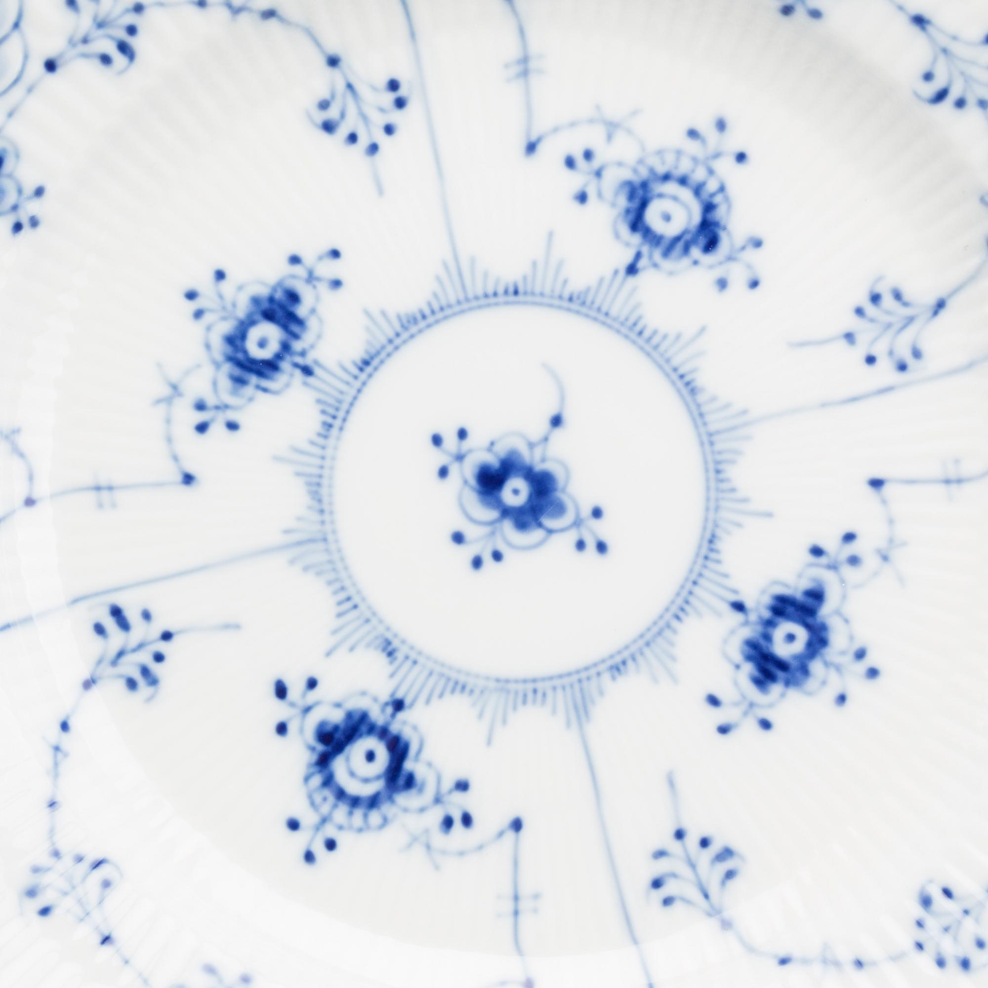 12 st TALLRIKAR, porslin "Musselmalet" helblond Royal Copenhagen.