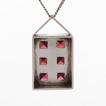 Björn Styrman, hänge, silver och granater. Helsingfors 1964.