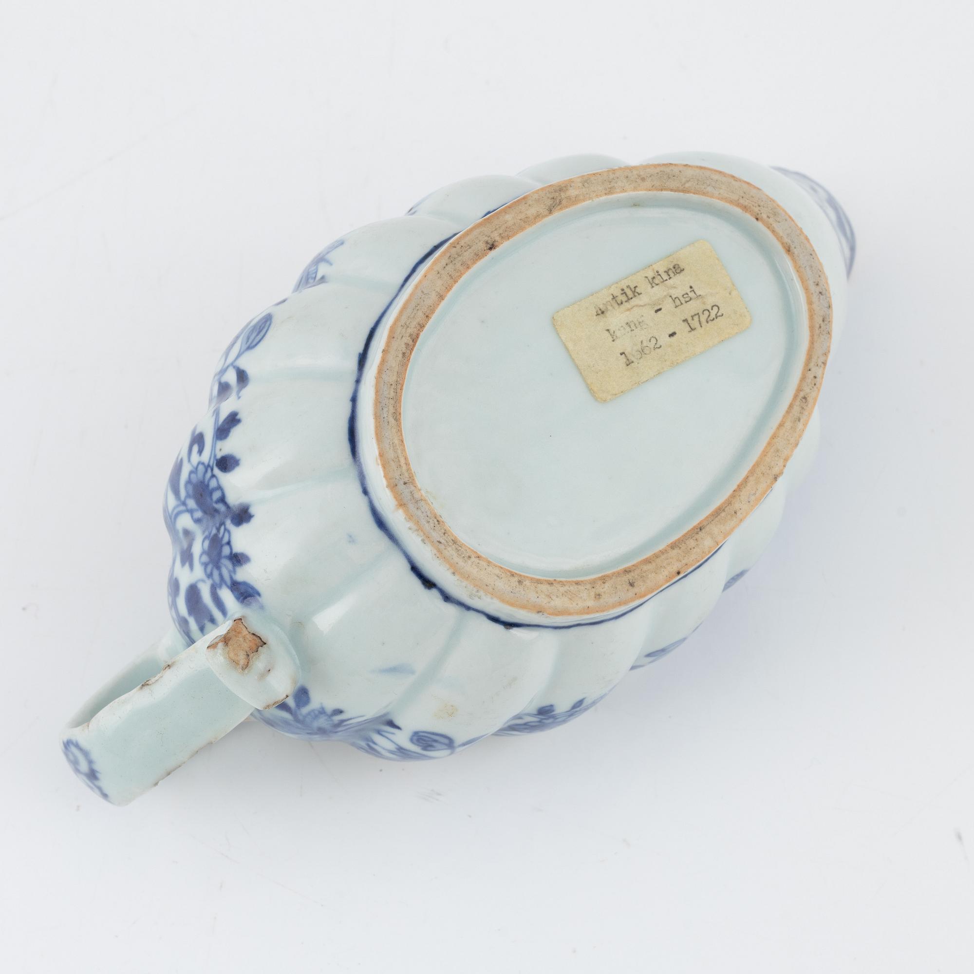 A blue and white porcelain sauce boat, China, Qing dynasty, Qianlong (1736-95).