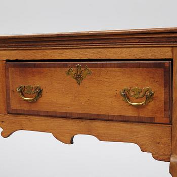 Sideboard, England, omkring 1900 med äldre delar.