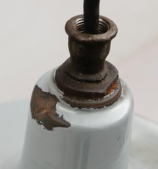 INDUSTRILAMPOR, 2 st, emalj, 1900-talets första hälft. Höjd 44 cm.