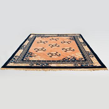 A Chinese carpet. Circa 246x186 cm.