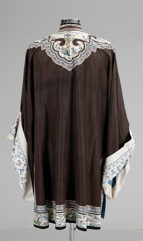 A Chinese silk gown, early 20th cent.