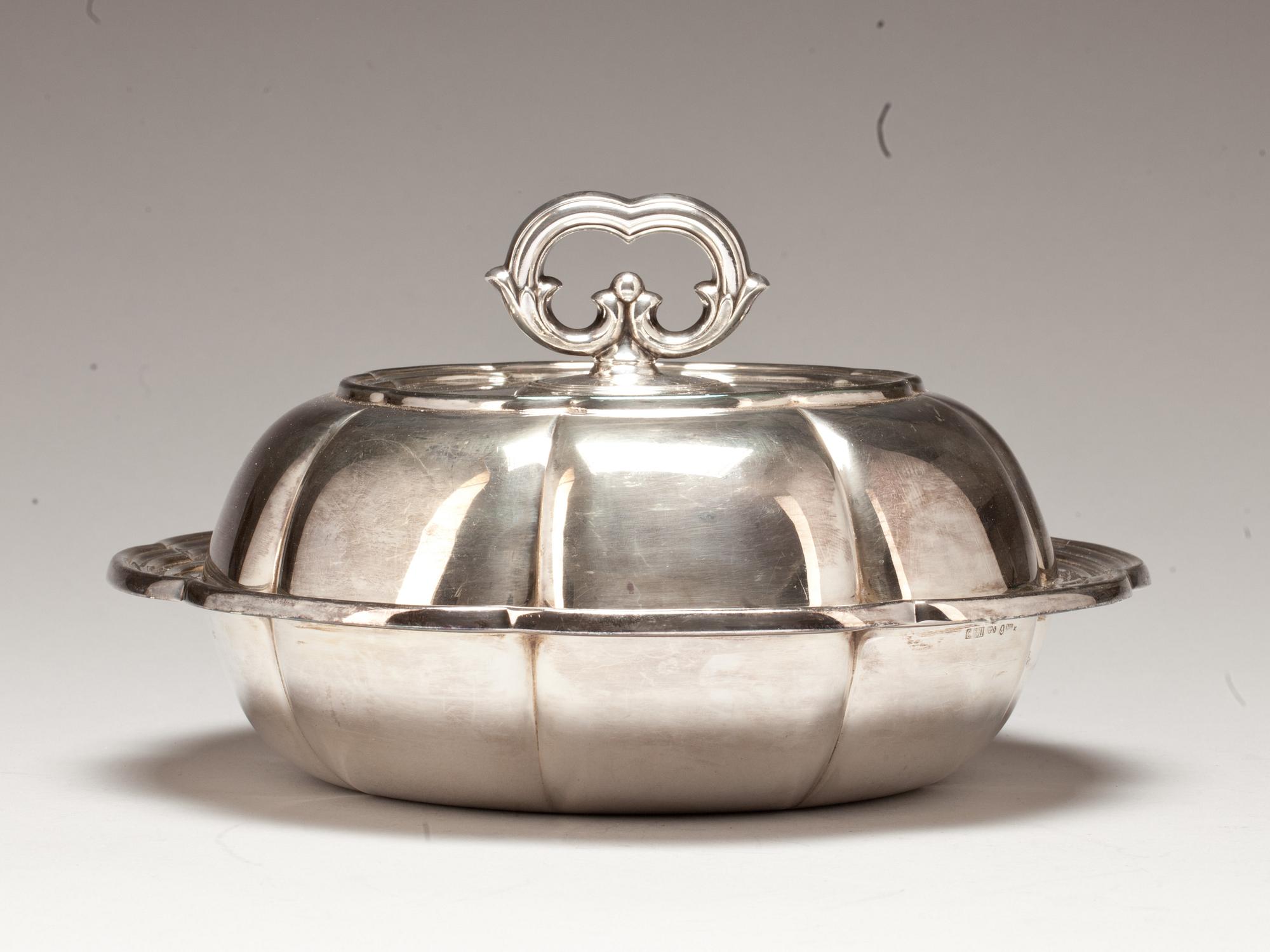DUBBELTERRIN, silver. C.G. Hallberg, 1947. Vikt ca 1120 g.