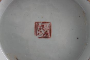 SKÅLFAT, 2 st, porslin, Kina, tidigt 1900-tal. Diam 19-21.