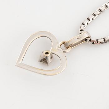 Collier, vitguld, hänge i form av hjärta, med liten diamant.