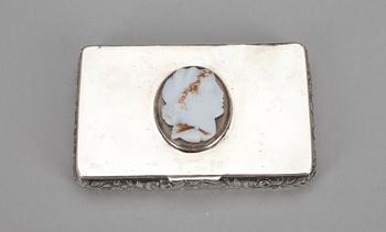 DOSA, silver, profildekor i konstmassa, Gustaf Adolf Strömbäck, Helsingfors 1844. Vikt 62,8 g.