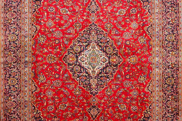 A Keshan carpet, c. 397 x 295 cm.