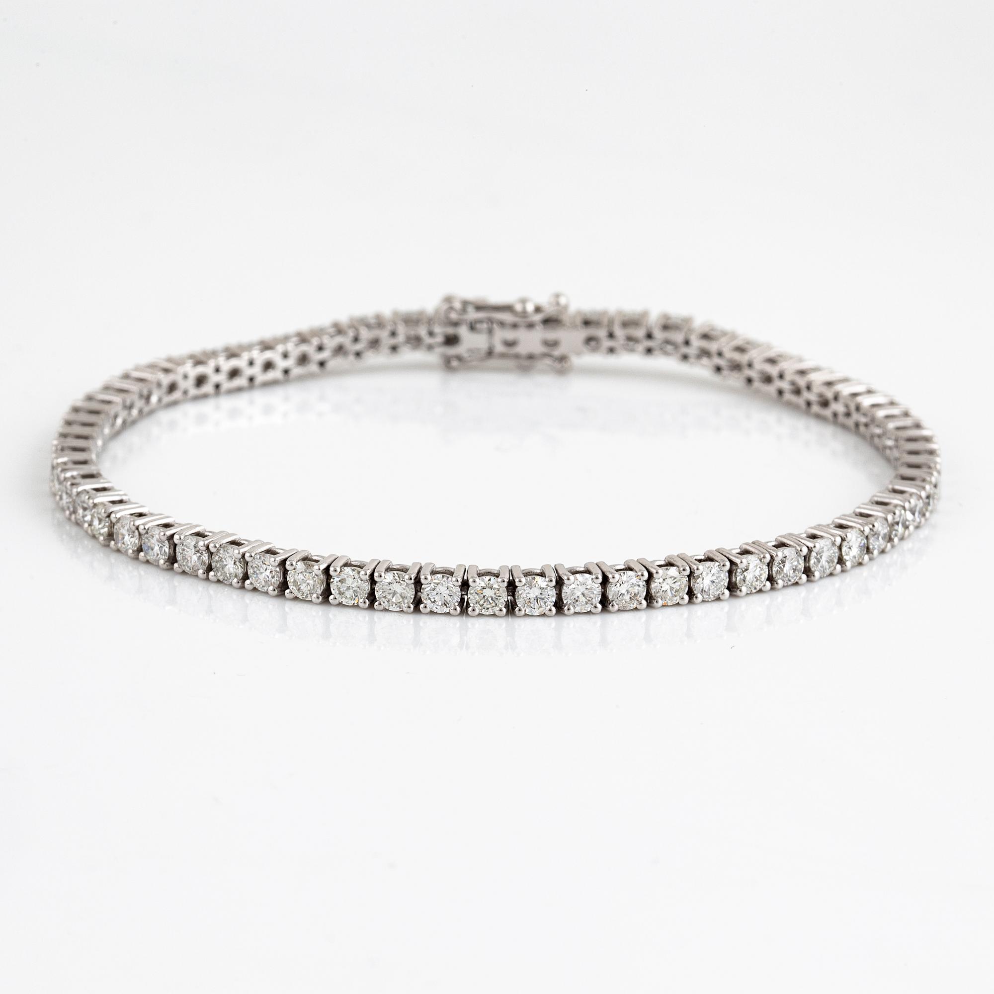 Brilliant-cut diamond tennis bracelet.