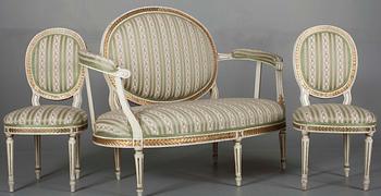 SOFFGRUPP, en soffa, stolar, 2 st, karmstolar, 2 st och ett bord, gustaviansk stil, 1800-talets slut.