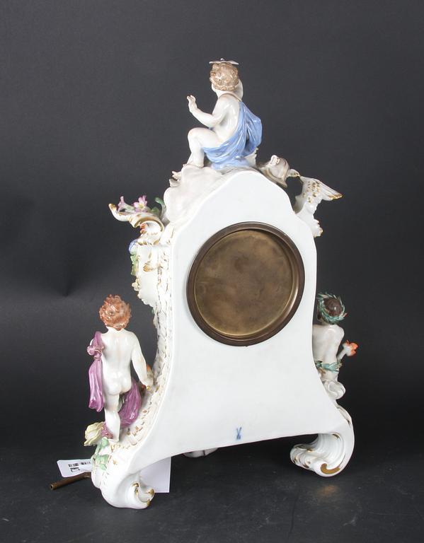 BORDSPENDYL OCH KANDELABRAR, 2+1 delar, porslin, Meissen, rokokostil.