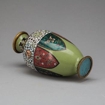 VAS, Cloisonne, Japan. Sekelskiftet 1900.