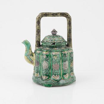 A famille verte pot with cover Qing dynasty, Kangxi (1662-1722).