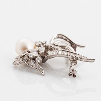 A WA Bolin brooch in platinum set with a pearl and round brilliant- and eight-cut diamonds.