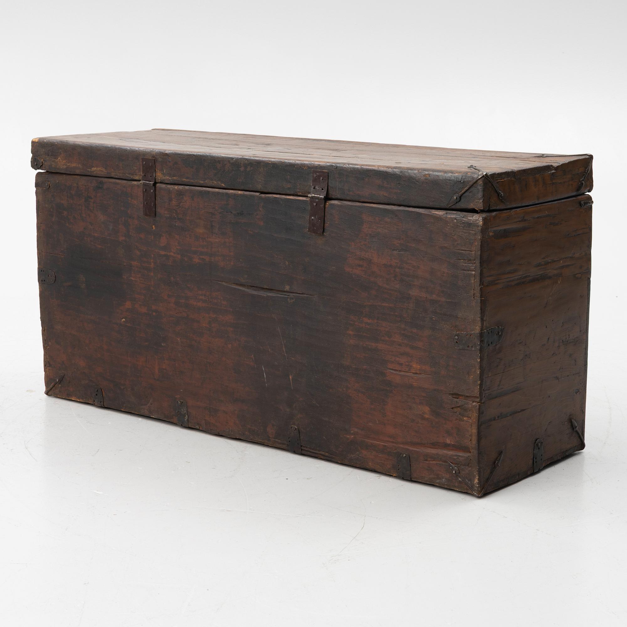 A Chinese chest, 20th century.