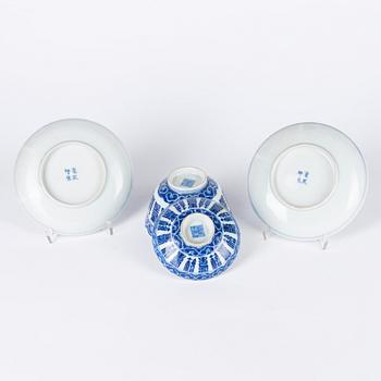 Two Chinese blue and white dishes and a bowl with cover, 20th century.