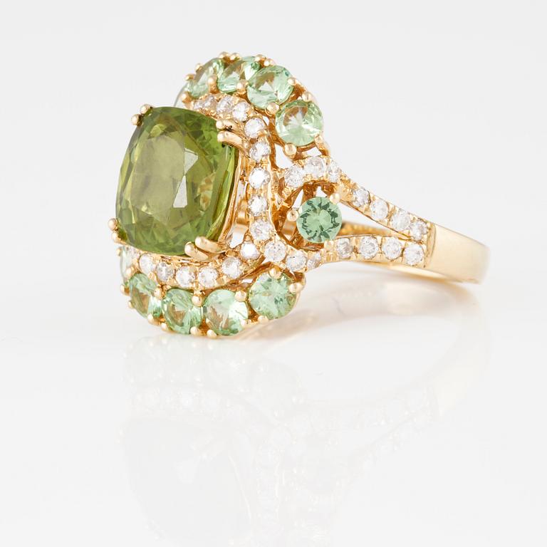 RING, 18K guld med briljantslipade diamanter ca 0.50 ct, samt fasettslipade peridoter ca 3.50 samt grossular ca 1.30.