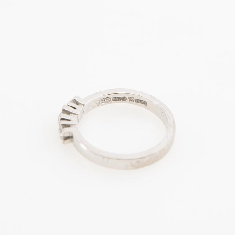 Ring, 18K vitguld med tre runda briljantslipade diamanter.