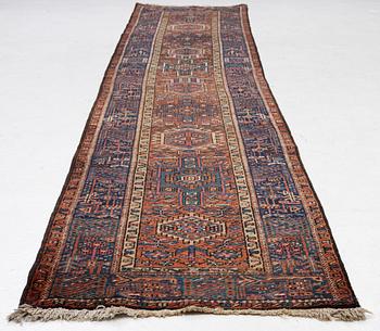 Gallerimatta, semiantik Karadja, ca 427 x 88 cm.