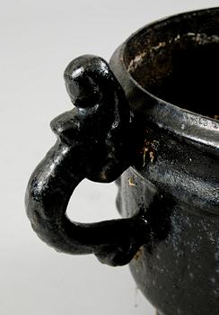 TRÄDGÅRDSURNA, gjutjärn, möjligen "Girland" Stafsjö, 1900-talets första hälft.