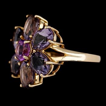 RING, 14 k guld, lilatonad kvarts och ametister.